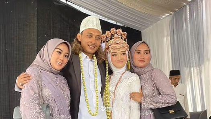 Beredar viral di media sosial, pria ini menikah dengan istri ketiga didampingi oleh kedua istrinya.