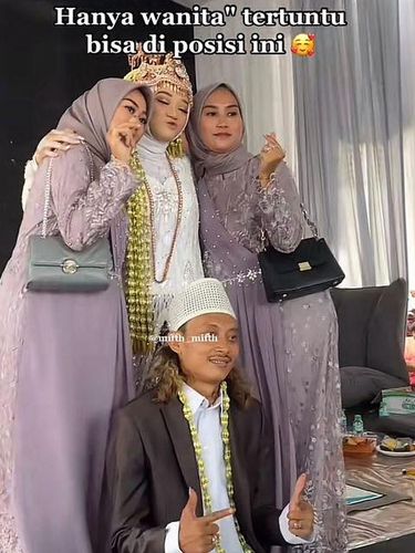 Beredar viral pria yang menikah dengan istri ketiga, didampingi oleh kedua istrinya. Beredar viral pria yang menikah dengan istri ketiga, didampingi oleh kedua istrinya.