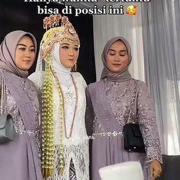 Beredar viral pria yang menikah dengan istri ketiga, didampingi oleh kedua istrinya. Beredar viral pria yang menikah dengan istri ketiga, didampingi oleh kedua istrinya.