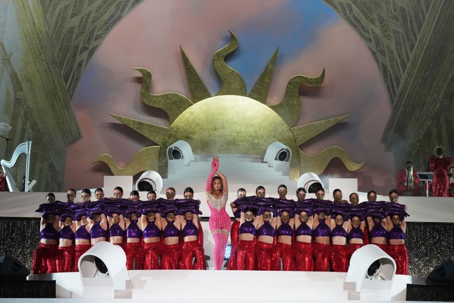 Pesta pembukaan yang dimeriahkan konser Beyonce ini hanya untuk tamu VIP, termasuk di antaranya sederet selebriti seperti Kendall Jenner, Liam Payne, Rebel Wilson, Mark Wright dan Michelle Keegan. Foto: Kevin Mazur/Getty Images/Atlantis The Royal