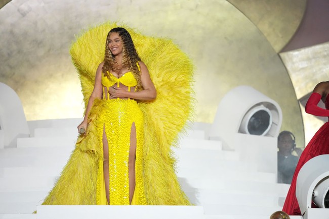 Saat membuka konsernya, Beyonce muncul dengan gaun megah berwarna kuning terang dari desainer lokal Dubai, Atelier Zuhra. Busana yang dibuat khusus itu hadir dengan bustier dan panel transparan serta rok berbelahan tinggi di kedua paha Beyonce. Foto: Kevin Mazur/Getty Images/Atlantis The Royal