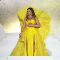 Saat membuka konsernya, Beyonce muncul dengan gaun megah berwarna kuning terang dari desainer lokal Dubai, Atelier Zuhra. Busana yang dibuat khusus itu hadir dengan bustier dan panel transparan serta rok berbelahan tinggi di kedua paha Beyonce. Foto: Kevin Mazur/Getty Images/Atlantis The Royal
