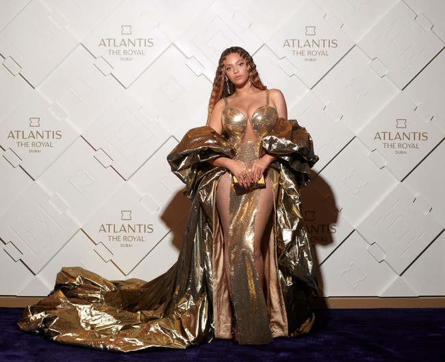Beyonce tampil glamour saat berpose di karpet merah pembukaan Atlantis The Royal. Dia mengenakan gaun emas sequin dari desainer Dolce & Gabbana. Foto: Mason Poole/Parkwood Media/Getty Images/Atlantis The Royal