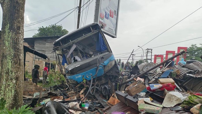 Bus Damri tabrak rumah dan bengkel di Deli Serdang. Bus Damri tabrak rumah dan bengkel di Deli Serdang. (Foto: Dok. Polresta Deli Serdang)