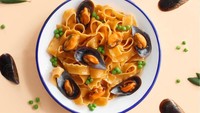Beberapa kreasinya menampilkan bahan makanan terpisah yang membentuk pola. Sementara hasil lainnya menampilkan makanan utuh yang dihiasi pola disekitarnya. Foto: Instagram @eatingpatterns