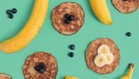 Banana pancake mungkin sudah biasa, tapi setelah ditata berbentuk pola dengan latar belakang yang cerah, pancake pisang buatan Vega ini jadi terlihat menarik, ya? Foto: Instagram @eatingpatterns