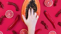 Kalau ini foto buah pepaya yang dihias dengan grapefruit dan cabai merah. Vega membuatnya untuk menyambut hari Valentine. Wah keren! Foto: Instagram @eatingpatterns