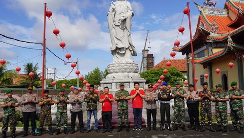 Danrem 163/Wirasatya Brigjen Chairul Anam saat meninjau Vihara Satya Dharma Benoa, Minggu (22/1/2023).