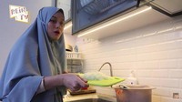 Namun, hal tersebut tak diambil pusing oleh Dinda Hauw. Ia pun lebih sering belajar memasak di dapur. Momen memasaknya dibagikan lewat kanal YouTubenya. Foto: YouTube Dinda Hauw