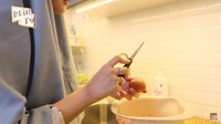 Dalam video tersebut terlihat suasana dapur milik Dinda Hauw yang sederhana. Minimalis tetapi penataan barang-barangnya terbilang rapi dan bersih. Foto: YouTube Dinda Hauw