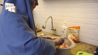 Di video memasak tersebut, istri Rey Mbayang ini mencoba untuk membuat steak. Seperti yang terlihat dalam momen ini, ia menggunakan tepung roti agar adonan steak lebih padat. Foto: YouTube Dinda Hauw