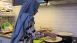 Momen Dinda Hauw Masak Steak di Dapurnya yang Minimalis