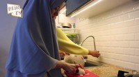 Tepat di samping wastafelnya juga ada kompor yang digunakan Dinda Hauw untuk masak sehari-hari. Dalam momen ini, terlihat Dinda tengah meracik saus. Foto: YouTube Dinda Hauw