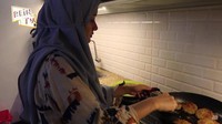 Nah, beginilah momen ketika ia mulai memasal steaknya. Meski sempat disebut-sebut tak pandai masak, tetapi pada momen ini ia tampak cekatan. Foto: YouTube Dinda Hauw