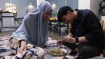 Momen Dinda Hauw Masak Steak di Dapurnya yang Minimalis