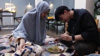 Setelah matang, steak tersebut langsung disajikan untuk sang suami. Begini momennya saat Dinda Hauw dan Rey Mbayang menikmati steak bersama.  Foto: YouTube Dinda Hauw