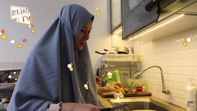 Momen Dinda Hauw Masak Steak di Dapurnya yang Minimalis