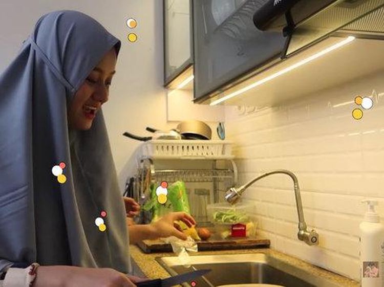 Momen Dinda Hauw Masak Steak di Dapurnya yang Minimalis