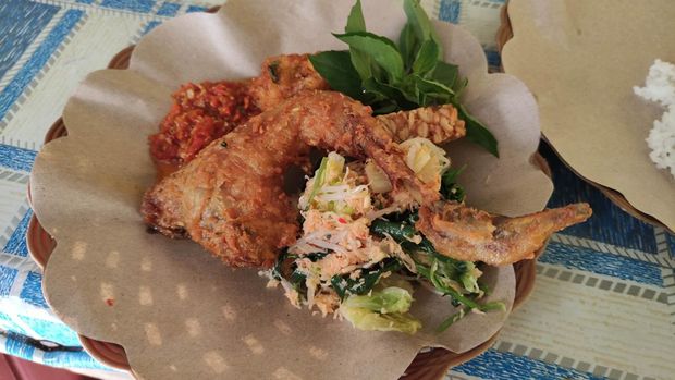 Depot Bang Leo disebut sebut sebagai hidden gem dekat Stasiun Malang. Sebab, tempat makan ini tidak mudah diketahui namun banyak diburu pembeli.