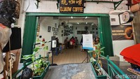 Terletak di Pasar Petak Sembilan, kedai kopi ini menjadi tempat yang menarik perhatian karena memiliki arsitektur bangunan tempo dulu. Selain itu di sini pun kamu dapat melihat dan menikmati kopi ala Turki yang diseduh dengan pasir. Foto: Ari Saputra/detikcom  