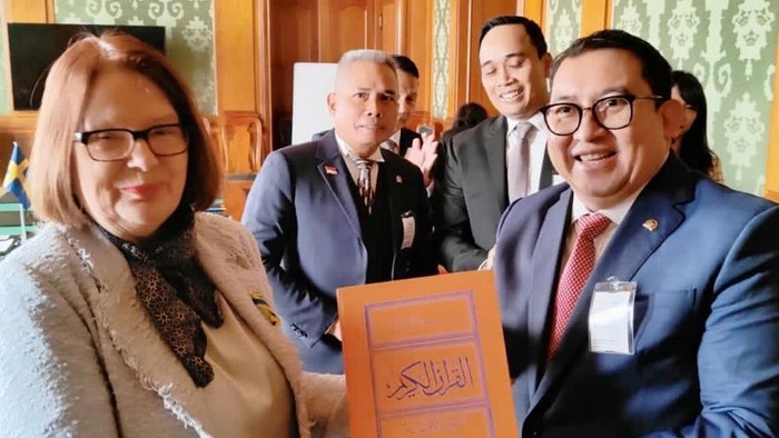 Fadli Zon beri Alquran terjemahan ke Wakil Ketua Parlemen Swedia Ms Lotta Johnsson Fornarve pada April 2022. (Twitter Fadli Zon)