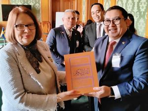 Kutuk Pembakaran, Fadli Zon Cerita Beri Al-Quran ke Parlemen Swedia