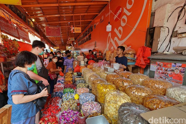 Berkuliner ketika berwisata tak kalah penting, maka dari itu kamu pun dapat menikmati berbagai kuliner khas masyarakat tionghoa di Gang Gloria. Di gang ini kamu dapat menemui berbagai makanan otentik seperti olahan makanan dari babi, hingga Es Kopi Tak Kie yang tak kalah terkenal. Foto: Ari Saputra/detikcom Berkuliner ketika berwisata tak kalah penting, maka dari itu kamu pun dapat menikmati berbagai kuliner khas masyarakat tionghoa di Gang Gloria. Di gang ini kamu dapat menemui berbagai makanan otentik seperti olahan makanan dari babi, hingga Es Kopi Tak Kie yang tak kalah terkenal. Foto: Ari Saputra/detikcom
