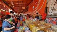 Berkuliner ketika berwisata tak kalah penting, maka dari itu kamu pun dapat menikmati berbagai kuliner khas masyarakat tionghoa di Gang Gloria. Di gang ini kamu dapat menemui berbagai makanan otentik seperti olahan makanan dari babi, hingga Es Kopi Tak Kie yang tak kalah terkenal. Foto: Ari Saputra/detikcom