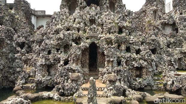 Goa Sunyaragi di Cirebon.