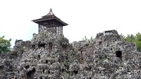 Di Taman Goa Sunyaragi, terdapat beberapa tempat yang memiliki nama dan fungsinya masing-masing. Beberapa tempat itu di antaranya yakni Goa Pengawal, Goa Simanyang, Goa Peteng, Goa Pawon, Goa Argajumut, dan lain-lain. (Foto: Ony Syahroni/detikJabar)