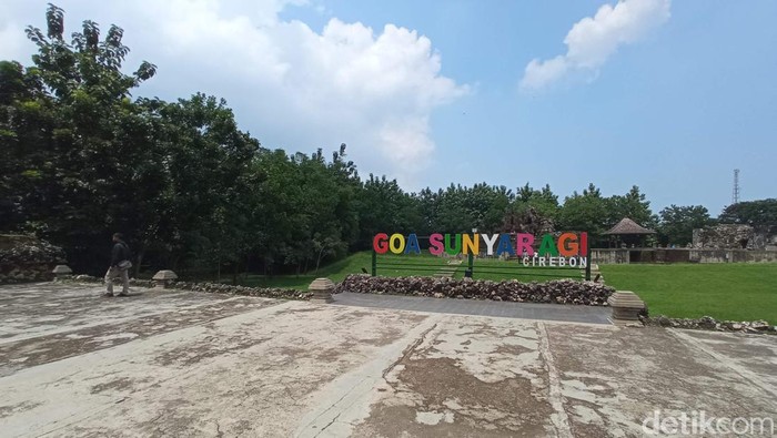Goa Sunyaragi di Cirebon. Goa Sunyaragi di Cirebon.