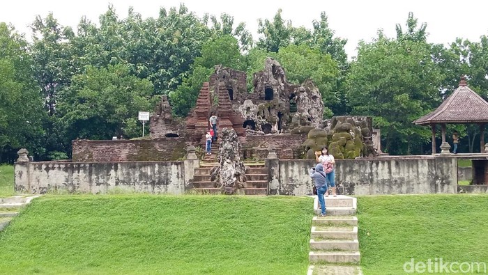 Goa Sunyaragi di Cirebon. Goa Sunyaragi di Cirebon.