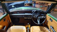 masuk ke dalam interiornya pun terlihat masih oke, bahkan fitur-fitur mobil lawas seperti pemantik api, tuas AC, hingga bukaan kaca engkol masih dipertahankan. Foto: Honda Prospect Motor