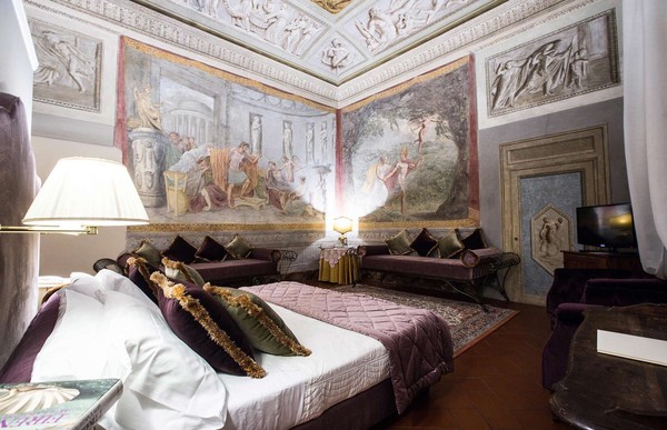 Hotel Burchianti, Italia dulunya merupakan bagian dari istana Florentine milik keluarga bangsawan tua Castiglioni. Banyak lukisan dinding indah abad ke-15 yang telah dipugar masih menghiasi dindingnya. Dibalik kehangatan dan sejarahnya, hotel ini punya banyak kisah penampakan hantu. Tamu-tamu banyak melaporkan melihat anak-anak melompat-lompat di aula, seorang wanita tua yang merajut di kursi dan sosok hantu pelayan pada dini hari. Juga dikabarkan bahwa pemimpin fasis Italia Benito Mussolini pernah tinggal di sini.(Hotel Burchianti/Facebook)