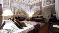 Hotel Burchianti, Italia dulunya merupakan bagian dari istana Florentine milik keluarga bangsawan tua Castiglioni. Banyak lukisan dinding indah abad ke-15 yang telah dipugar masih menghiasi dindingnya. Dibalik kehangatan dan sejarahnya, hotel ini punya banyak kisah penampakan hantu. Tamu-tamu banyak melaporkan melihat anak-anak melompat-lompat di aula, seorang wanita tua yang merajut di kursi dan sosok hantu pelayan pada dini hari. Juga dikabarkan bahwa pemimpin fasis Italia Benito Mussolini pernah tinggal di sini.(Hotel Burchianti/Facebook)