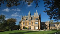 Dibalik kemegahannya, hotel Inggris ini punya kisah yang bikin bulu kuduk merinding. Seringkali tamu ditemani oleh orang-orang tidak terduga saat mereka bersantai di beranda di hotel Warwickshire yang megah ini. Sosok yang paling tereknal adalah Lady Emma, hantu mantan pengasuh di rumah bangsawan yang juga diketahui sering meluncur di sepanjang koridor Hotel Ettington Park pada malam hari dengan gaun putih panjangnya sebelum menghilang ke dinding.(Handpicked Hotels)