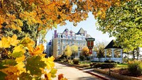 Katanya, 1886 Crescent Hotel & Spa adalah hotel paling berhantu di Amerika yang berada di Pegununungan Ozark. Dulunya hotel ini menjadi rumah sakit kanker yang idjalankan oleh pesulap yang tak punya kemamupan medis yang yakin bisa menyembuhkan orang. Ratusan orang pun tewas dan menghantui hotel ini. (1886 Crescent Hotel & Spa/Facebook)