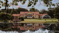 Toftaholm Herrgard, Swedia berada di pinggir Danau Vidostern dan merupakan hotel bersejarah yang dulunya rumah bekas bangsawan di abad ke-14 ini punya desas-desus menyeramkan. Sering kali tamu yang menginap mendengar suara-suara halus dan jendela yang terbuka dengan sendirinya. Rumor juga mengatakan bahwa hotel ini dihantui oleh hantu seorang pemuda yang gantung diri di sini setelah cintanya, putri baron pemilik rumah yang dipaksa menikah dengan orang lain. (Toftaholm Herrgård/Facebook)