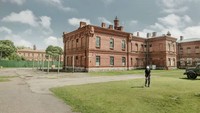 Hotel Karosta Prison, Latvia dulunya digunakan oleh Nazi dan militr Soviet sebagai penjara militer. Jangan harap kamu mendapatkan penginapan mewah di sini. Karena kadang dari ribuan narapidana yang dihukum mati di sini, mereka muncul menyapa para tamu hotel. (Karosta Prison Hotel)