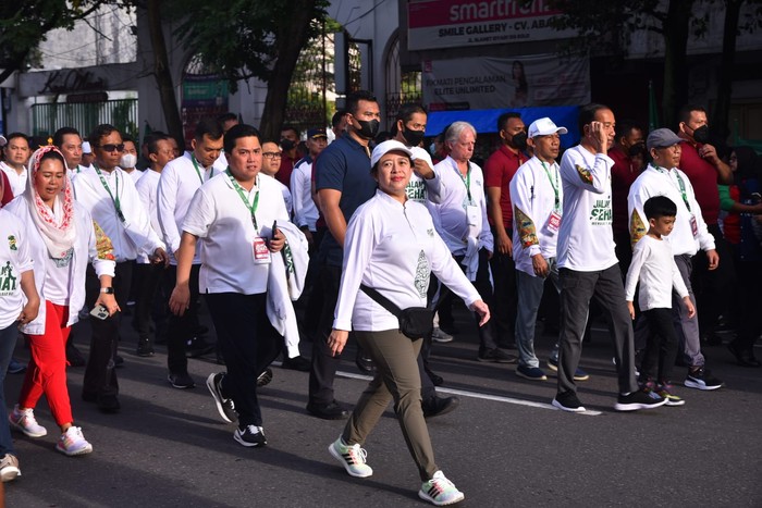Ketua DPR RI Puan Maharani mengikuti acara jalan sehat Porseni Nahdlatul Ulama (NU) bersama Presiden Joko Widodo di Solo, Jawa Tengah, Minggu (22/1/2023).