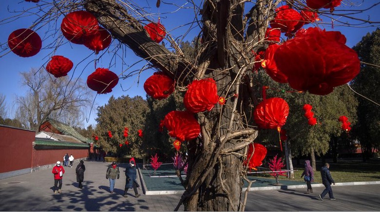 Indahnya Taman di Beijing Berhias Nuansa Imlek People walk along a path decorated with lanterns for the upcoming Lunar New Year at a public park in Beijing, Friday, Jan. 20, 2023. The Year of the Rabbit officially begins on Jan. 22. (AP Photo/Mark Schiefelbein)