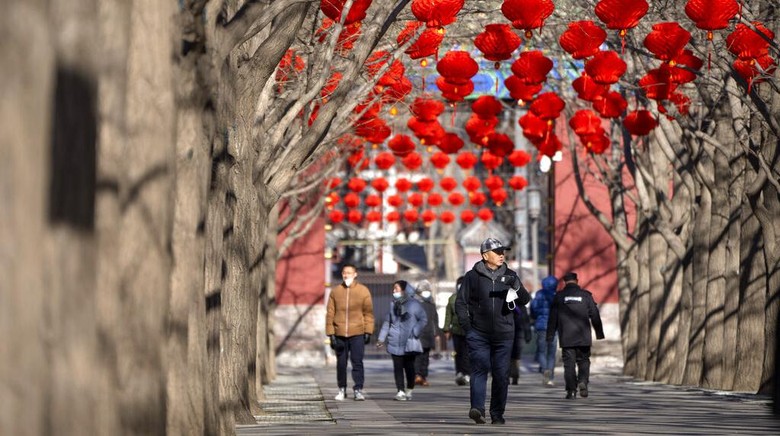 Indahnya Taman di Beijing Berhias Nuansa Imlek People walk along a path decorated with lanterns for the upcoming Lunar New Year at a public park in Beijing, Friday, Jan. 20, 2023. The Year of the Rabbit officially begins on Jan. 22. (AP Photo/Mark Schiefelbein)