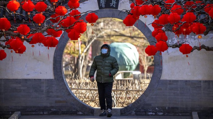 Indahnya Taman di Beijing Berhias Nuansa Imlek People walk along a path decorated with lanterns for the upcoming Lunar New Year at a public park in Beijing, Friday, Jan. 20, 2023. The Year of the Rabbit officially begins on Jan. 22. (AP Photo/Mark Schiefelbein)