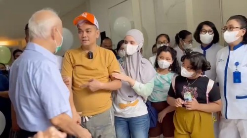 Indra Bekti pulang dari rumah sakit.