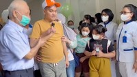 Momen Indra Bekti pulang turut disambut bahagia perawat di rumah sakit. Mereka mengantar Indra Bekti keluar dari pintu rumah sakit. Foto: dok. Instagram Indy Barends