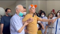 Indra Bekti membuat orang di sekitarnya tertawa karena berjalan keluar dari pintu rumah sakit ala paskibra. Siap. Langkah tegak maju... jalan, ucap Indra Bekti dan mengayunkan tangan mengiringi langkahnya layaknya seorang paskibra. Foto: dok. Instagram Indy Barends