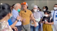 Indra Bekti pulang dan keluar dari rumah sakit dengan didampingi Aldila Jelita dan anak. Terlihat juga beberapa kerabat terdekat. Momen Indra Bekti keluar rumah sakit diabadikan Indey Barends. Foto: dok. Instagram Indy Barends