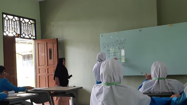Izza, Anak Buruh Serabutan Lulus Cum Laude