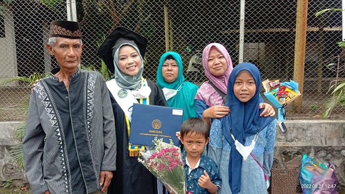 Anak Buruh Serabutan Lulus Cum Laude