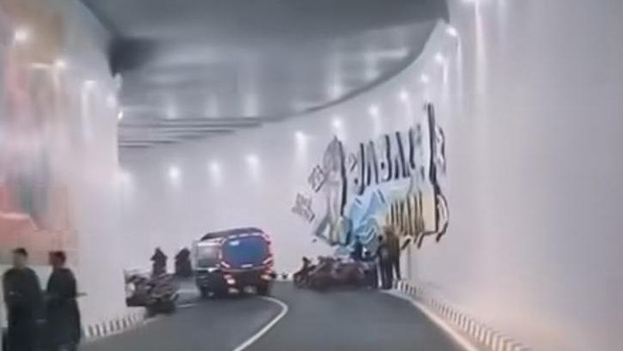 Jangan ditiru, aksi sejumlah bikers nongkrong di underpass baru di Depok